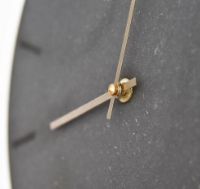 Billede af Hemverk Vægur Ø: 28 cm – Gunpowder/Gold 