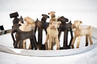 Billede af Kay Bojesen Hund Tim H: 7,5 cm - Røget eg