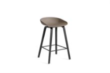 Billede af HAY AAS 32 Barstol Low SH: 65 cm - Black Lacquered Oak Veneer/Khaki/Footrest Black Powder Coated Steel