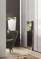 Billede af GUBI F.A. 33 Wall Mirror 70x146 cm - Polished Brass Base