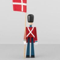 Billede af Kay Bojesen Fanebærer Lille H: 29,5 cm - Rød/blå/hvid