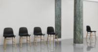 Billede af Normann Copenhagen Form Stol SH: 44cm - Sort/Eg