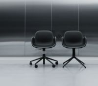 Billede af Normann Copenhagen Form Drejestol m. armlæn SH: 44cm - Sort/Sort Aluminium