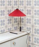 Billede af HAY Matin Table Lamp Small H: 38 cm - Bright Red / Brass