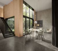 Billede af GUBI Stay Lounge Chair Fully Upholstered SH: 40 cm - Moonlight/Oak
