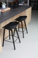 Billede af HAY AAS32 Bar Chair Low  2 stk. SH: 64 cm - Black Stained Oak Veneer/Black Powder Coated Steel 
