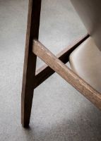 Billede af Audo Copenhagen Knitting Lounge Chair SH: 30 cm - Dark Stained Oak/Dakar 0311 Sand Leather
