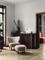 Billede af &Tradition Little Petra VB1 Lounge Chair  - Oiled Oak/Sheepskin Moonlight