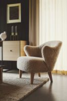 Billede af Audo Copenhagen Ingeborg Loungestol SH: 40 cm - Sheepskin Moonlight/Eg
