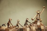 Billede af Kay Bojesen Mellem Reworked Jubilæums Abe H: 28 cm