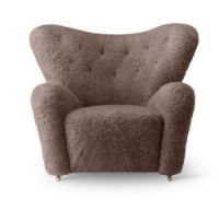 Billede af Audo Copenhagen Den Trætte Mand Lænestol SH: 38cm - Lammeskind Sahara/Natural Oak