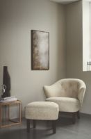 Billede af Audo Copenhagen Ingeborg Fodskammel H: 38 cm - Sheepskin Moonlight/Røget Eg