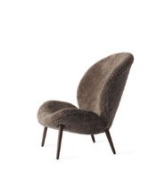 Billede af Vipp 466 Lodge Lounge Chair H: 91,5 cm - Dark Oak Curly/Sahara Produktionstid: ca. 6 uger