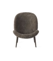 Billede af Vipp 466 Lodge Lounge Chair H: 91,5 cm - Dark Oak Curly/Sahara Produktionstid: ca. 6 uger