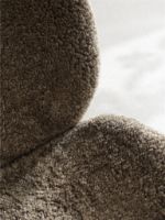 Billede af Vipp 466 Lodge Lounge Chair H: 91,5 cm - Dark Oak Curly/Sahara Produktionstid: ca. 6 uger