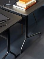 Billede af &Tradition Pavilion Desk AV16 130x65 cm - Linoleum Black 4023/Black Oak/Black Legs