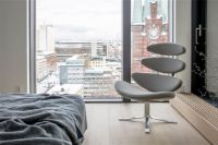 Billede af Fredericia Furniture 5000 Corona Lænestol m. Drejestel SH: 42 cm - Omni 301 Black Læder/Børstet Krom