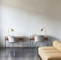 Billede af &Tradition Pavilion Desk AV16 Skrivebord B: 130 cm - Linoleum Mushroom 4176 / Lacquered Oak