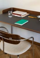 Billede af &Tradition Pavilion Desk AV17 w. Back 130x65 cm - Linoleum Iron 4178 / Lacquered Walnut 