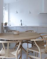 Billede af Eberhart Furniture Hector 140 Dining Table Ø: 140 cm - Light Oak/Brass
