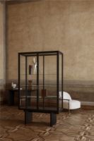 Billede af GUBI Private Vitrine H: 191 cm - Brown/Black Stained Oak/Transparent Glass