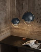 Billede af GUBI Multi-Lite Pendel Small Ø:25,5 cm Brass base - Midnight Blue skærm