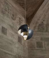 Billede af GUBI Multi-Lite Pendel Large Ø:36 cm Brass base - Midnight Blue skærm