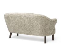 Billede af Audo Copenhagen Ingeborg 2,5 Pers. Sofa L: 160 cm - Sheepskin Moonlight/Røget Eg