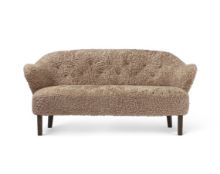 Billede af Audo Copenhagen Ingeborg 2,5 Pers. Sofa L: 160 cm - Sheepskin Sahara/Røget Eg