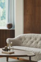 Billede af Audo Copenhagen Ingeborg 2,5 Pers. Sofa L: 160 cm - Sheepskin Sahara/Eg