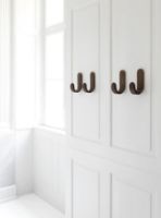 Billede af Normann Copenhagen Curve Knage H: 17,7 cm - Valnød