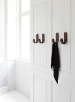 Billede af Normann Copenhagen Curve Knage H: 17,7 cm - Valnød