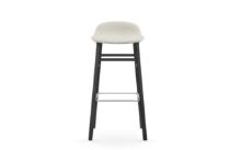 Billede af Normann Copenhagen Form Barstol SH: 75cm - Upminster Sand/Sort Eg