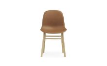 Billede af Normann Copenhagen Form Stol SH: 44cm - Brandy Læder/Eg