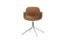 Billede af Normann Copenhagen Form Drejestol m. armlæn SH: 44cm - Brandy Læder/Aluminium