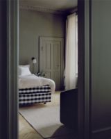 Billede af New Works Material Wall Lamp - White Marble/Black base