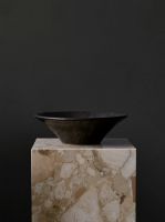 Billede af Audo Copenhagen Plinth Cubic H: 40 cm - Sand Kunis Breccia 