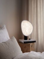 Billede af New Works Tense Portable Table Lamp - Black/White Tyvek