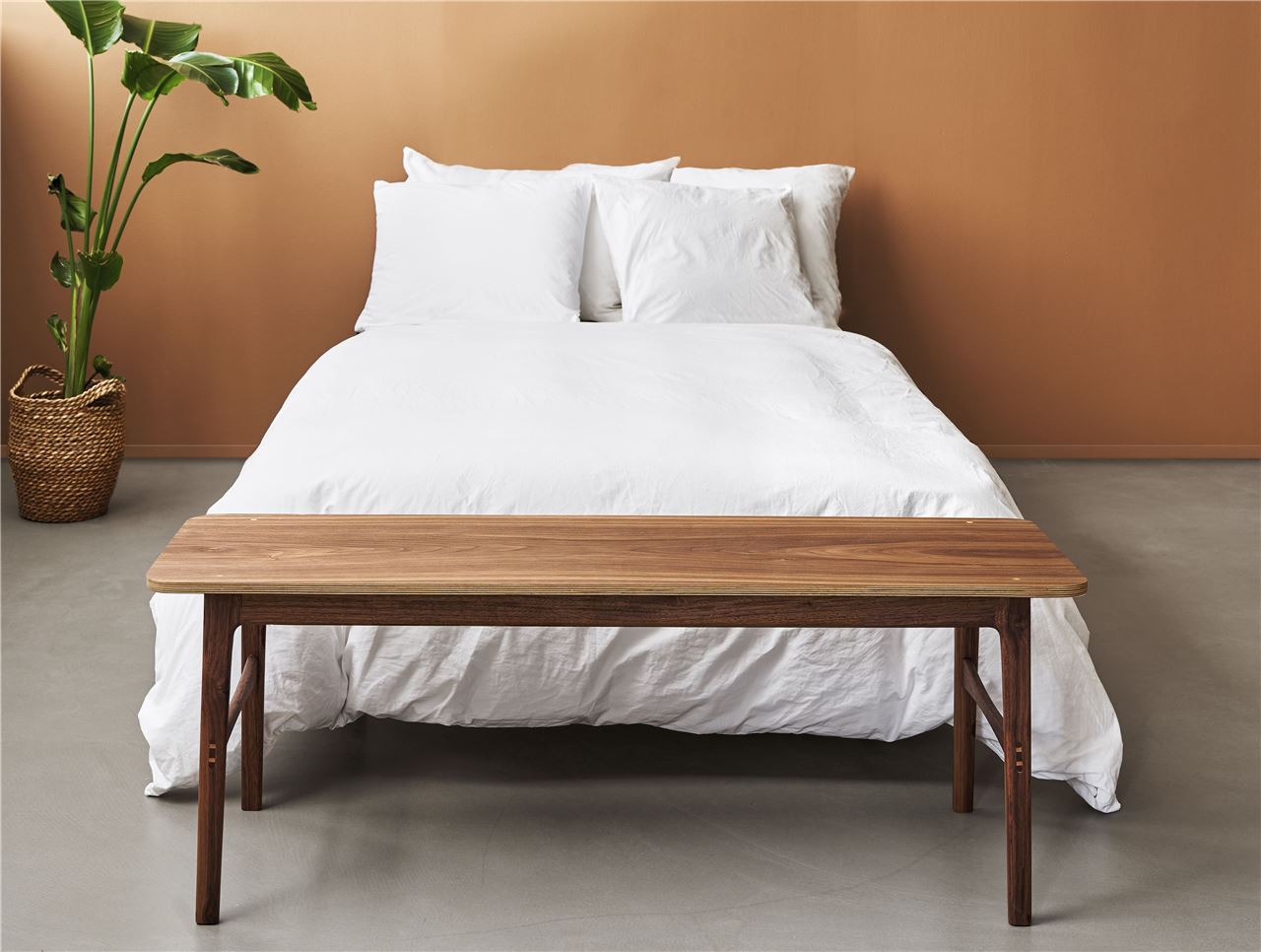 Billede af Duus & Møller Meadow Bænk L: 120 cm - Massiv Valnød/Valnøddefiner