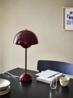 Billede af &Tradition Flowerpot VP3 Bordlampe H: 50 cm - Dark Plum