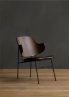 Billede af Audo Copenhagen The Penguin Lounge Chair SH: 42 cm - Walnut/Leather Brown
