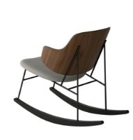 Billede af Audo Copenhagen The Penguin Rocking Chair SH: 42 cm - Walnut/Re-Wool Beige