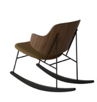 Billede af Audo Copenhagen The Penguin Rocking Chair SH: 42 cm - Walnut/Re-Wool Yellow Ochre