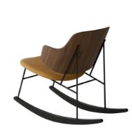 Billede af Audo Copenhagen The Penguin Rocking Chair SH: 42 cm - Walnut/Leather Cognac