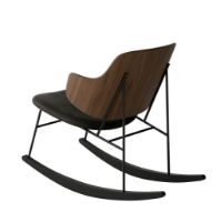 Billede af Audo Copenhagen The Penguin Rocking Chair SH: 42 cm - Walnut/Leather Black