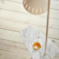 Billede af Warm Nordic Cone Floor Lamp With Table H: 144 cm - Clear White/Marble