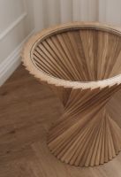 Billede af VIA Copenhagen Hyperbel Sidebord H: 47 cm - Oak Natural Oil/Bronze Glass