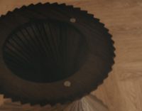 Billede af VIA Copenhagen Hyperbel Sofabord Ø: 100 cm - Smoked Oak/Clear Glass