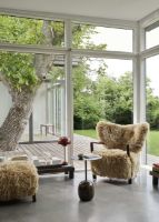 Billede af &Tradition Wulff ATD2 Lounge Chair Inkl. Pouf SH: 41 cm - Walnut / Sheepskin Honey