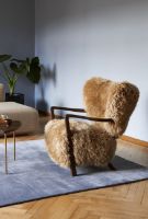 Billede af &Tradition Wulff ATD2 Lounge Chair Inkl. Pouf SH: 41 cm - Walnut / Sheepskin Honey